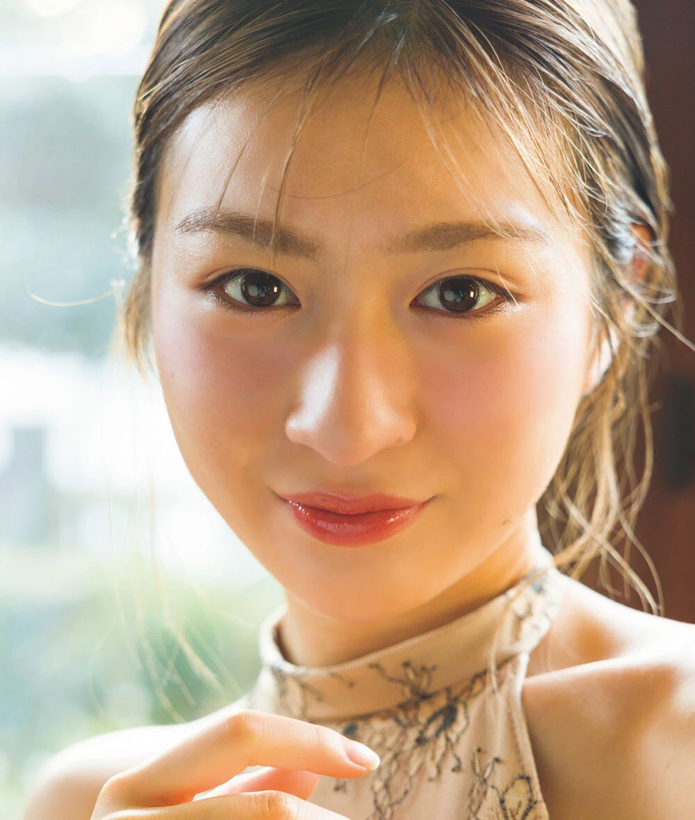 宮部のぞみが白い雪と白い水着、雪景色の中いちばん輝く笑顔で魅せる!「最近は断捨離と赤リップにハマってます」